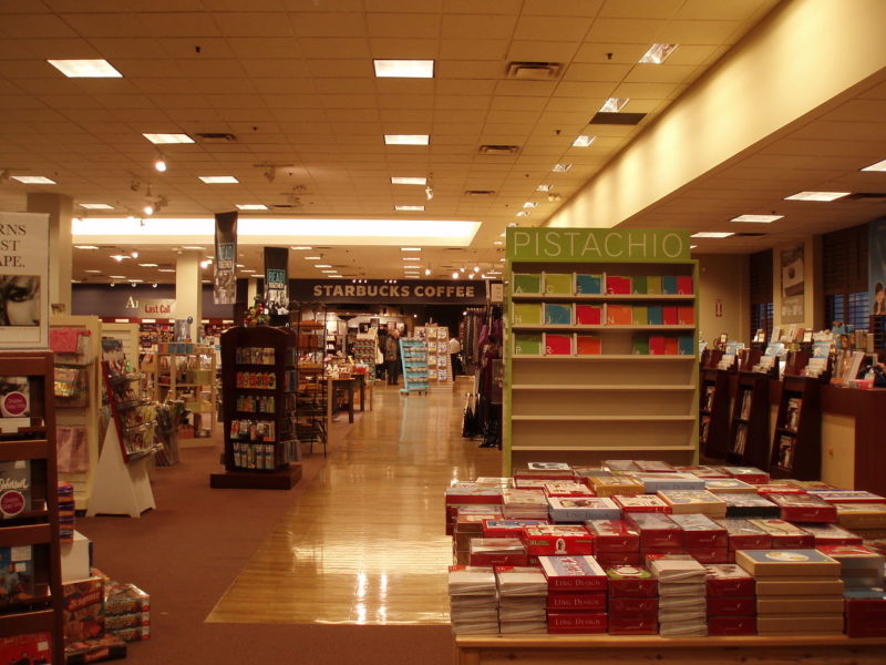 Chapters-Indigo to phase out books to sell more fleece ...
