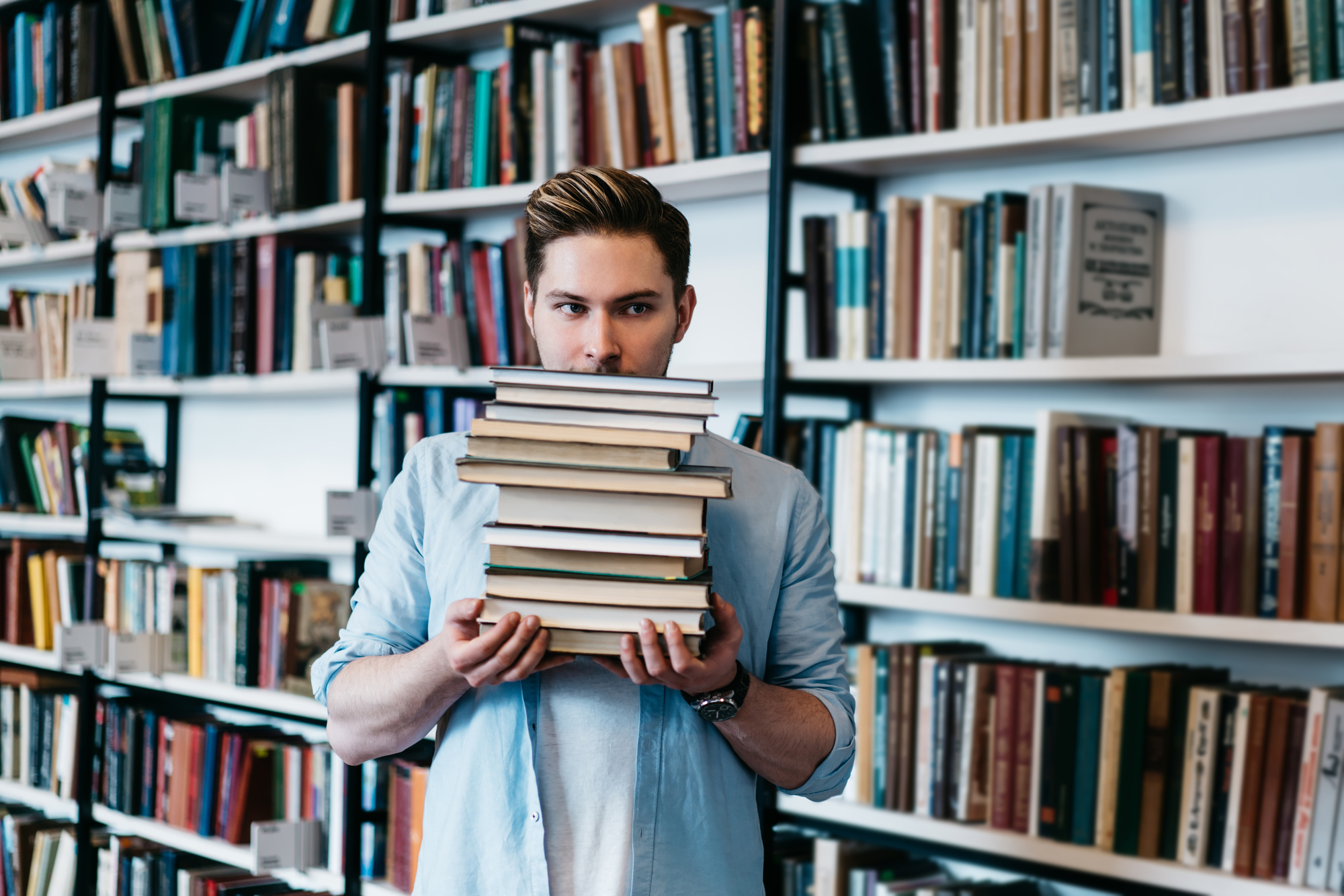 Tom reads a book